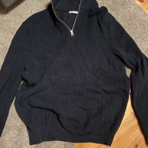 Zara half zip tröja - Mörkblå stickad halfzip tröja från Zara. Använd fåtal gånger och är i storlek L