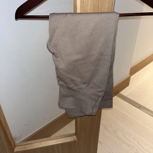Aim’n espresso Ribbed seamless tights - Träningstights från Aim’n i jättefin färg, 7/8 längd. Använda 1 gång så i superskick. Säljs nu på hemsidan för 599kr