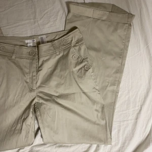 Byxor - Byxor i storlek 4, passar M😊