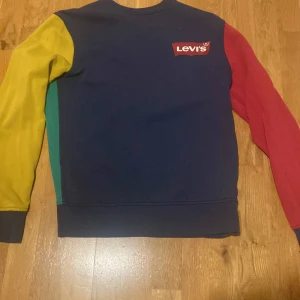 Levi’s sweatshirt - En fet sweatshirt som jag köpte för ngr år sedan. Strl S Men skulle passa M också. Har tyvärr ett hål i ena armen där av de låga priset