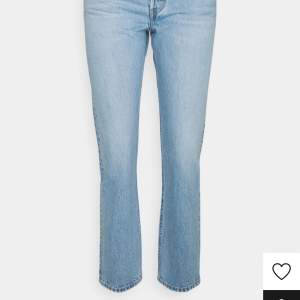 Säljer mina knappt använda Levis 501 jeans, väldigt fint skick💕💕