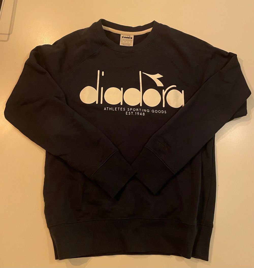 En marinblå Diadora sweatshirt i storlek S. Använd någon enstaka gång och är i så gott som nyskick. Har vuxit ur tröjan och den är därav till salu.. Tröjor & Koftor.