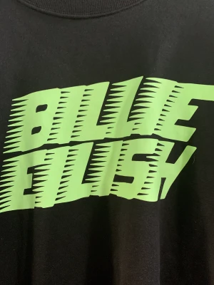Billie Eilish tröja - Svart tröja med grön text. Säljer pga inte min stil.