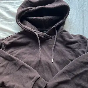 Säljer min fina bruna hoodie från Lindex i strl s. I fint skick, inga defekter!  