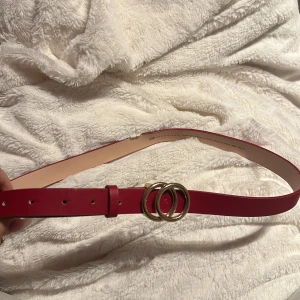 Rött skärp  - Ett rött skärp från hm. Sitter jättebra på och är super fin men tyvärr inte min stil💕