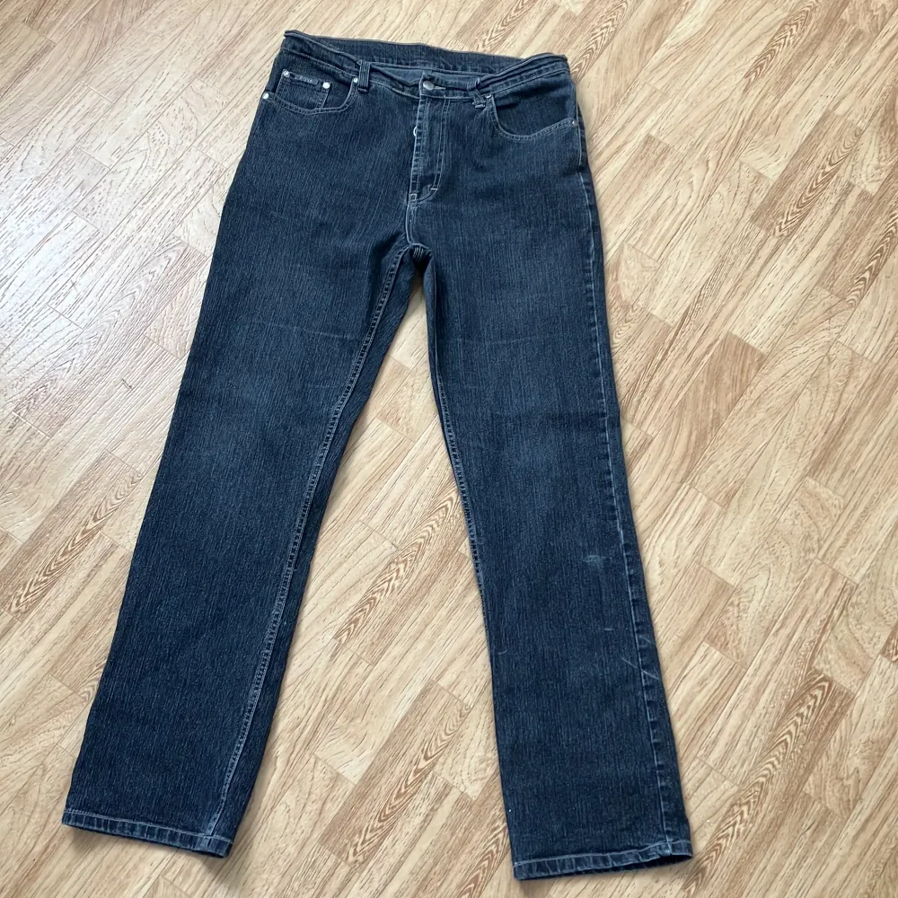 Äldre modell Hugo boss jeans. Använda men i väldigt bra skick. Står ej storlek på men skulle chansa på L. Kan skicka bild med dom på om jag får frågan! Nypris ligger runt 1800kr. Buda!. Jeans & Byxor.