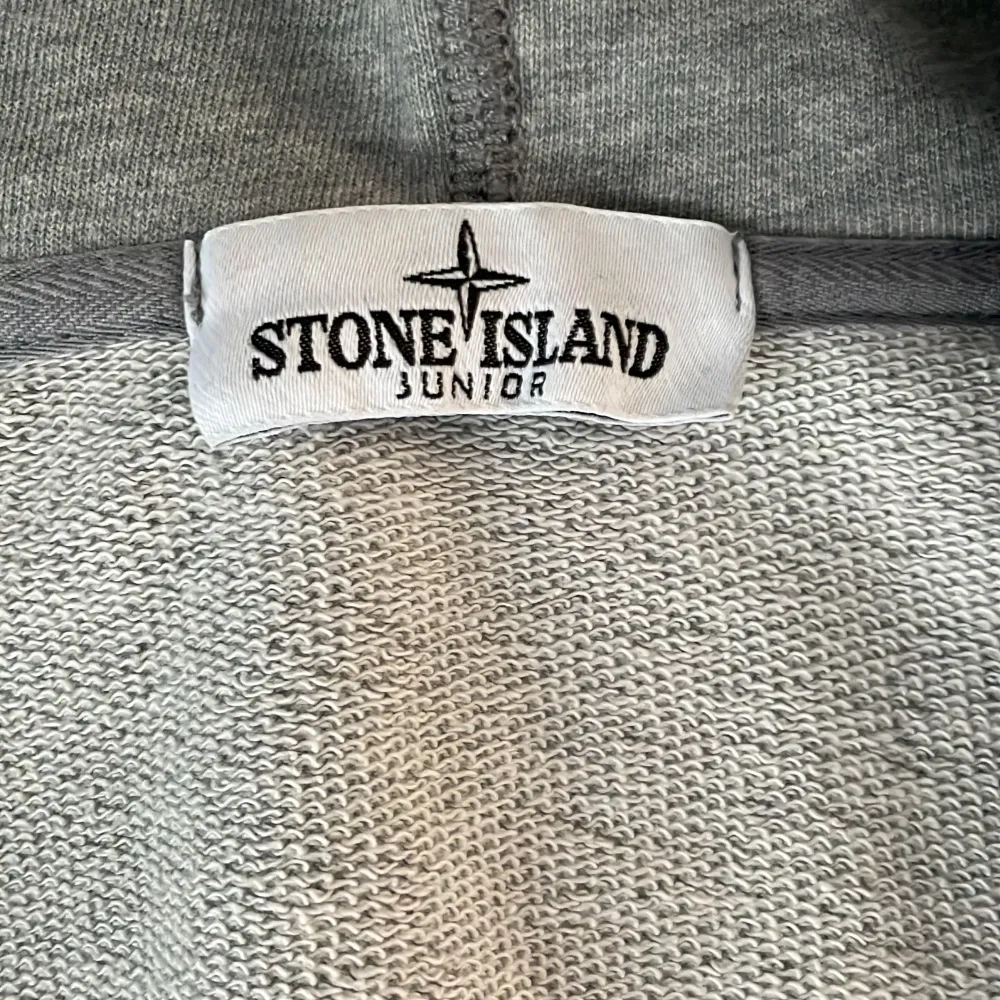 Junior medium, grå stone island hoodie i bra skick. Köparen står för frakt . Hoodies.