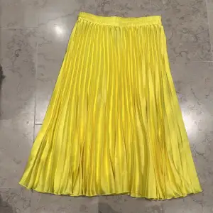 Jätte fin kjol använd 2 gånger ungefär från bik bok i en jätte fin gul färg.
