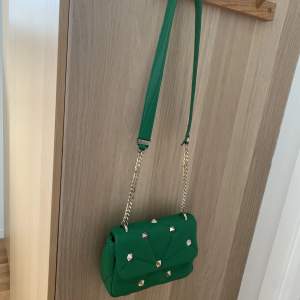 Grön zara väska med nitar💕 använd ett fåtal gånger, nyskick! Inköpt förra vintern💗 köparen står för frakt! pris kan diskuteras!