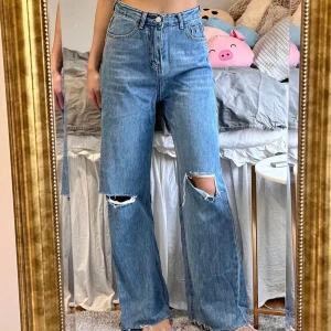 Straight jeans - Nya jeans, straight och lite utsvängd. Passar W:24/25 EU 34 och jag är 165cm
