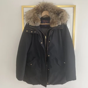 Woolrich  - En supersnygg woolrich jacka i storlek Small med dubbla lager. Perfekta jackan för skidresan eller lite kallare dagar. 