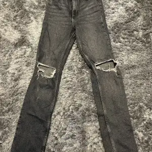 Så fina jeans från zara i en tajt modell men med slit nertill på utsidan och lite flare. Dom sitter så bra vid rumpan😍😍 Storlek 38 men skulle säga dom sitter som en 34/36. Pris kan diskuteras🫶🏼