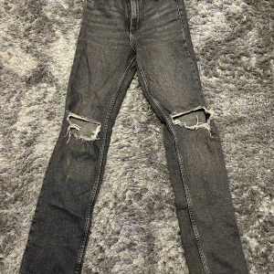 Slim flare jeans från ZARA med slits på utsidan  - Så fina jeans från zara i en tajt modell men med slit nertill på utsidan och lite flare. Dom sitter så bra vid rumpan😍😍 Storlek 38 men skulle säga dom sitter som en 34/36. Pris kan diskuteras🫶🏼