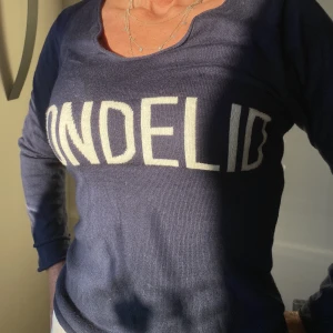 Tjocktröja  - Mörkblå stickad Bondelid tröja  (Använd få gånger)