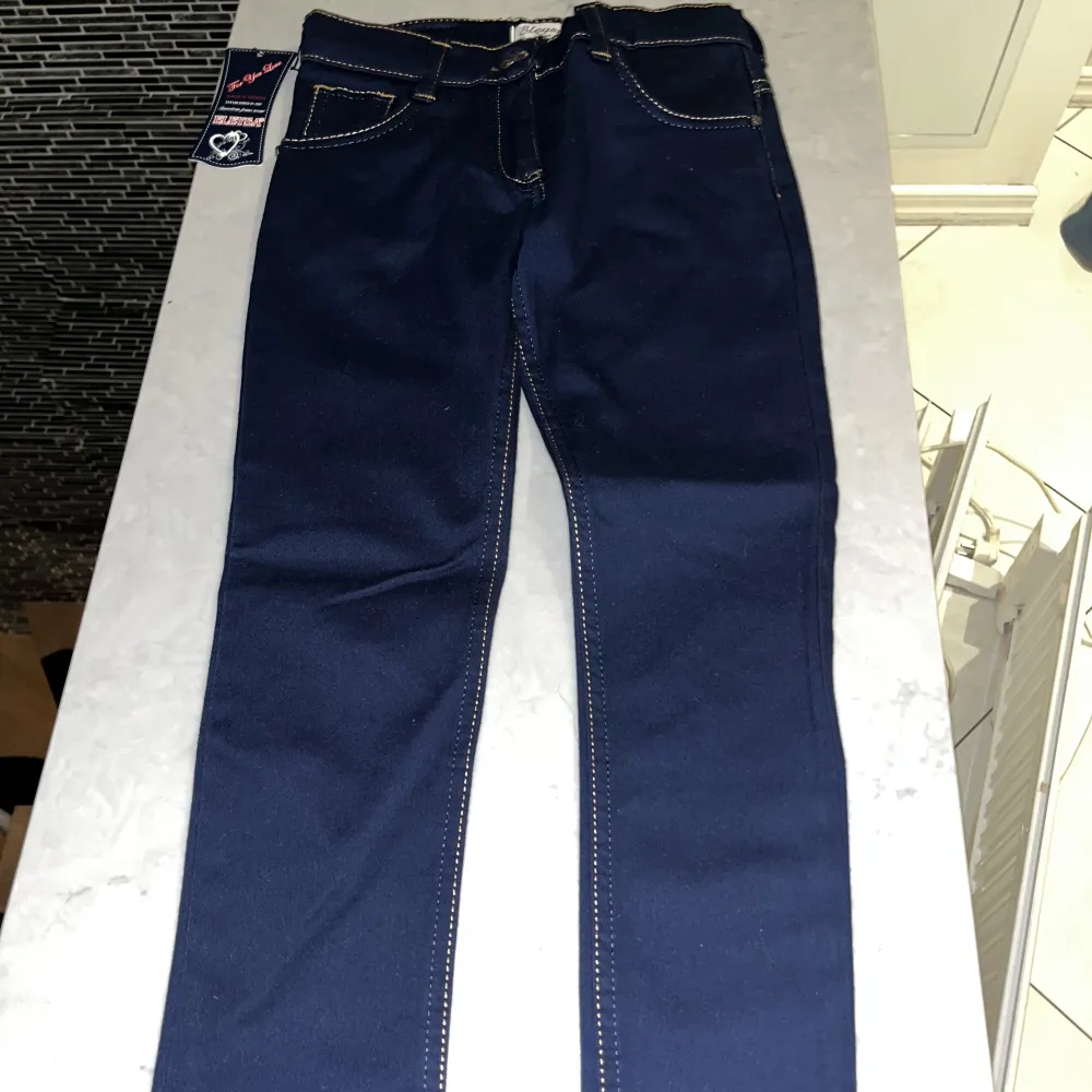 Ett par lågmidjade jeans som är helt nya och helt oanvända. Köpte de för ca 400kr och hann aldrig använda de för att jag växte.. Jeans & Byxor.