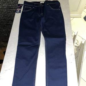 Ett par lågmidjade jeans som är helt nya och helt oanvända. Köpte de för ca 400kr och hann aldrig använda de för att jag växte.