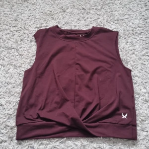 Tränings linne - Vinrött träningslinne, helt i nyskick! Märket är Soc, Stadiums egna mäske. Skriv privat för fler bilder.