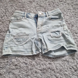 Ljusblåa jeans shorts! - Ett par jeansshorts, det står inte vart dem är ifrån eller vilken storlek men skulle gissa på att dem är i storlek 146. 