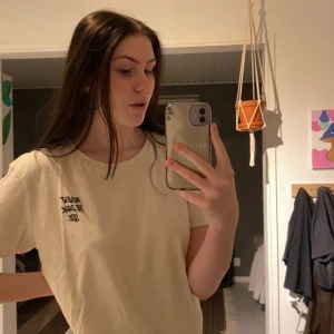 Oversized t-shirt  - En vit Oversized T-shirt med tryck på fram och baksida som inte kommer till användning längre. Är i fint skick🫶🏻