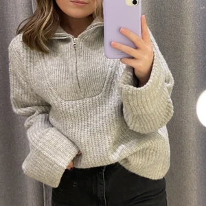 Grå stickad tröja med dragkedja - Grå stickad tröja med dragkedja från Bikbok. I storlek XS. 180kr + frakt