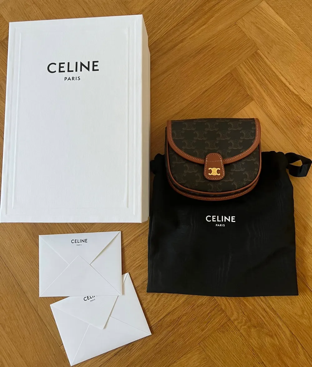 Celine Paris väska i triomphe canvas med läder detaljer.  använd cirka tre gånger.  säljes pga flytt och platsbrist.  kommer med kvitto, dustbag och kartong.  inköpt på Celines hemsida.   15x11x4  nypris 11 500  skickas spårbart via schenker. Väskor.