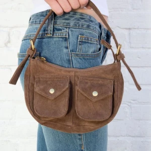 Väska brandy meville - Säljer min väska ifrån brandy Melville eftersom att den aldrig kommer till använding, väldigt bra skick💗 nypris var 380 Använd köp nu🥰