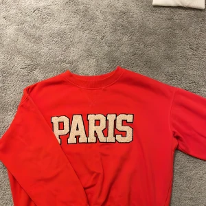 Röd tjocktröja! 🌹 - Fin röd tröja i gått skick! 🌺Storlek s från H&M. Kommer tyvärr inte till användning längre. 