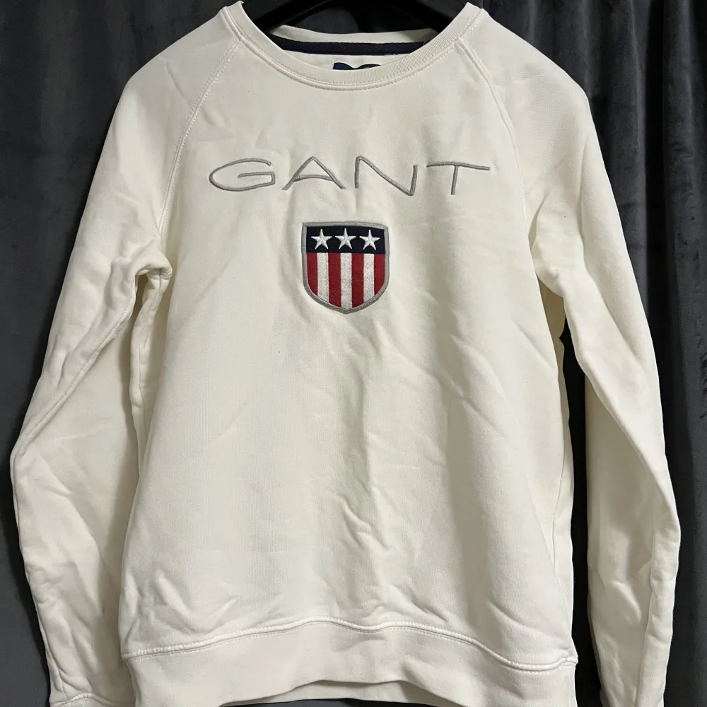 Vit Gant tjocktröja med stort tryck. Använd fåtal gånger, tröjan är i fint och bra skick. Storlek XS. Pris kan diskuteras. Köparen står för frakten. Betalning sker via Swish.. Tröjor & Koftor.