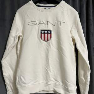 Vit Gant tjocktröja med stort tryck. Använd fåtal gånger, tröjan är i fint och bra skick. Storlek XS. Pris kan diskuteras. Köparen står för frakten. Betalning sker via Swish.
