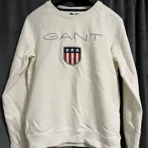 Vit Gant tjocktröja med stort tryck. Använd fåtal gånger, tröjan är i fint och bra skick. Storlek XS. Pris kan diskuteras. Köparen står för frakten. Betalning sker via Swish.