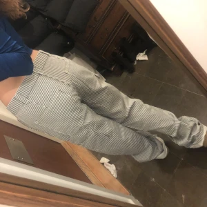 Poppis cargobyxor  - Cargopants från Mango, storlek 36. Säljer pga för stora för mig. Nyskick med prislapp kvar! 