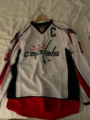 Washington Capitals C-Tröja  - Aldrig använd, nypris 1299kr köptes den för.   Alexander Ovetchkin tröja. Kaptenen i Washington Capitals