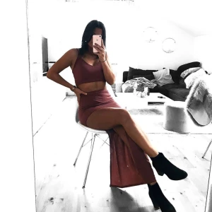 Matchande set  - Matchande kjol med slits och topp från Nelly. Fint skick, säljs endast ihop