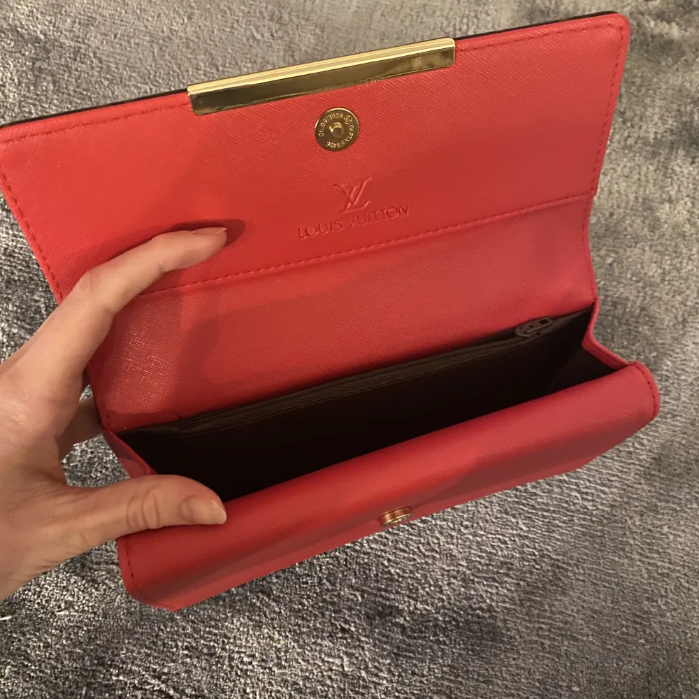 Louis Vuitton plånboks kopia i bra skick⭐️pris kan diskuteras😊. Väskor.