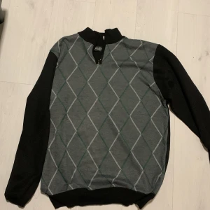 Stickad kofta - Oanvänd fet tröja med vintage känsla, står XL men skulle säga att den sitter som en L eller oversized M