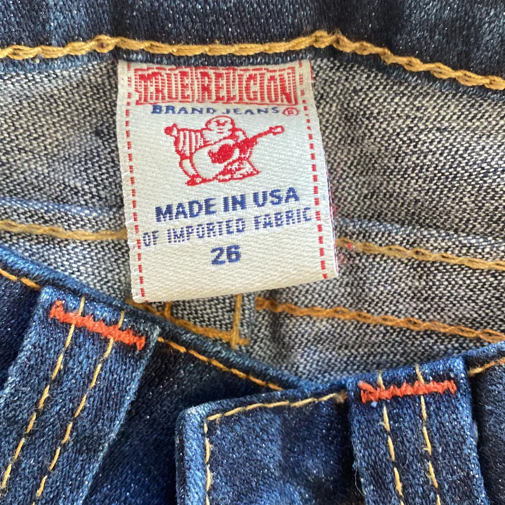 Jättefina true religion jeans i storlek 26 som passar mig som är 160, de sitter som en xs/s typ 💗 skriv för mer bilder 💗. Jeans & Byxor.
