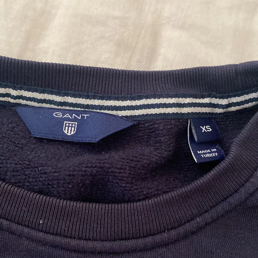 En jättefin blå gant tröja som aldrig används längre. Inga defekter alls och är i bra skick!!. Tröjor & Koftor.