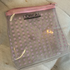 Loreal necessär  - Loreal necessär transparant med prickar