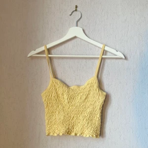 Linne Gina Tricot - Gult krusigt linne från GinaTricot. Storlek XS. För tajt för mig i omkrets. Stretchig men inte jätte. Inga defekter, knappt använd. 