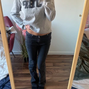 Svarta jeans - Säljer min snygga low waist jeans, andända typ 1 gång så inga tecken på användning 💖