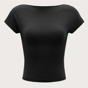 tröja med öppen rygg - tröja med öppen rygg som tyvärr är för liten💕💕