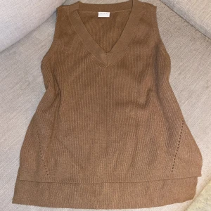 Supersnygg väst att ha ovanför vit skjorta! - Fin väst ifrån Vila att ha ovanpå en vit skjorta! Aldrig använd. Strl M/L💕