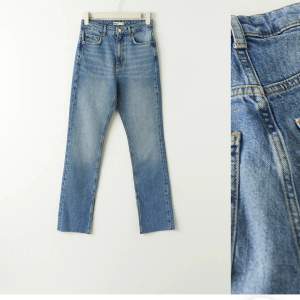Helt nya jeans från Gina Tricot. Säljs i butik/på hemsidan för 499kr!  Säljer för 150🥰💕 modellen är petite så passar oss korta. Jag är 162cm och de sitter perfekt med sneakers till!