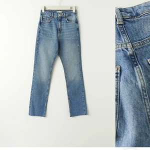 Gina Tricot High Waits Petite jeans  - Helt nya jeans från Gina Tricot. Säljs i butik/på hemsidan för 499kr!  Säljer för 150🥰💕 modellen är petite så passar oss korta. Jag är 162cm och de sitter perfekt med sneakers till!