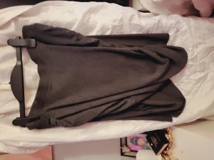 Saint Tropez kjol XL NY - Ny m lapp kvar, XL.   SCRUNCH i båda sidorna och omlottmodell fram, mörkgrå