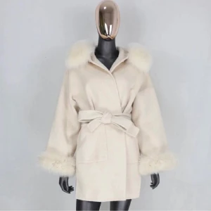 Pälskappa  - Säljer denna fina pälskappa i strl xxs men passar även som en xs❤️ säljer för 1500 och man står för frakten😊 i nyskick och har äkta päls💕frakt: 129 kr alltså sammanlagt 1829🌹