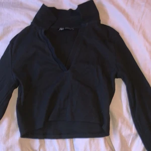 Tröja från zara - Långärmad skjort liknande tröja från Zara. Tröjan är rätt så kort och är i storlek m/s men passar också xs