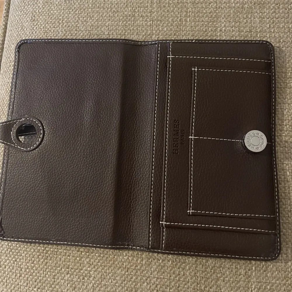 Jätte fin Hermes portmonnä/plånbok ✨ som ny ✨Ej äkta ✨. Väskor.