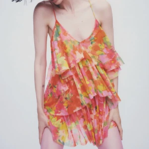 Zara klänning - Finaste sommarklänningen!!!💕med så härliga färger, med prislapp kvar! Köpte 2 av den också, även slut på deras hemsida