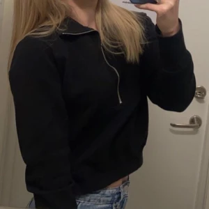 Tröja med dragkedja  - Svart tröja som kan användas med både upp och nerdragen kedja, använd fåtal gånger, storlek xs  